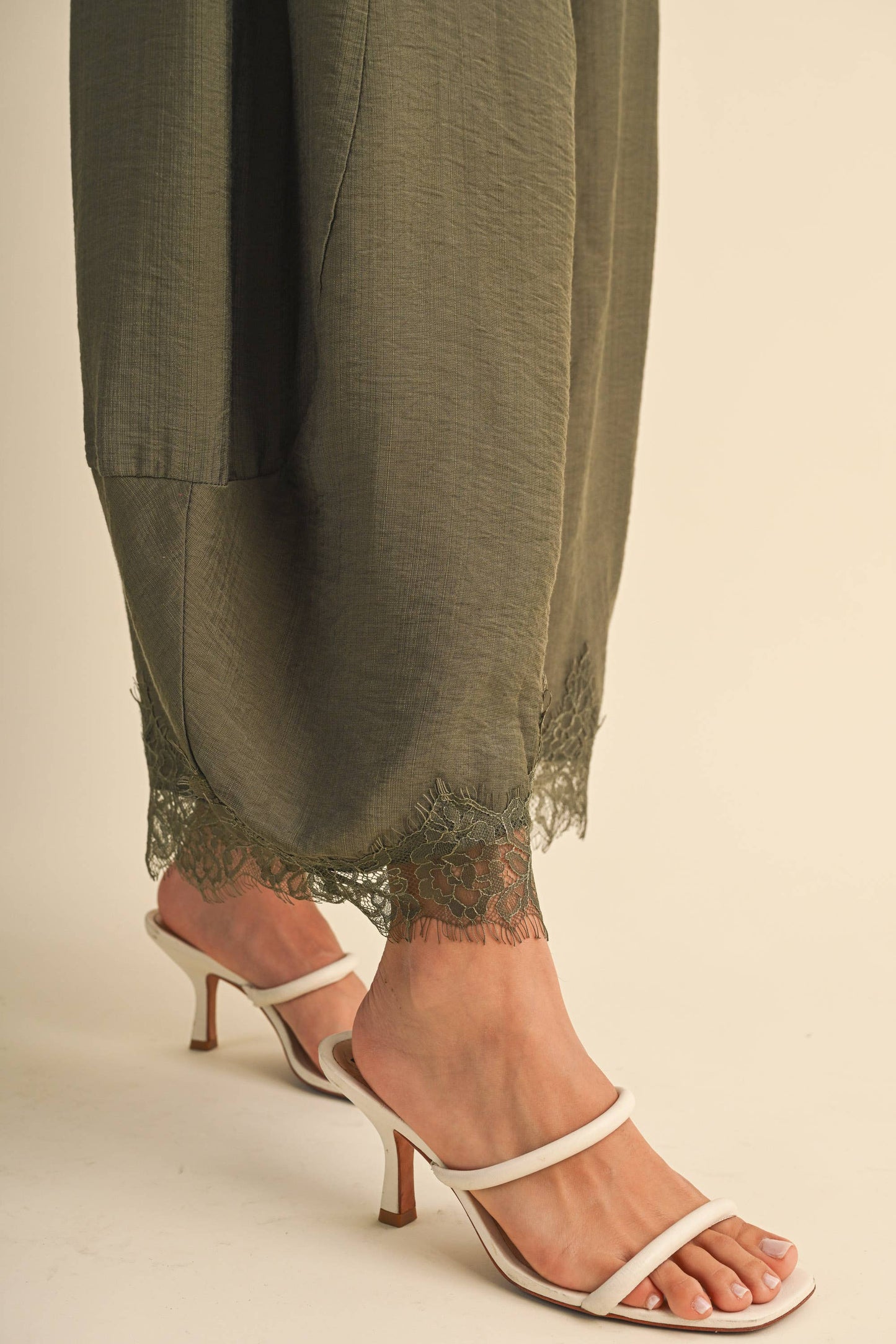 IP1541 BARREL FIT PANTS WITH LACE TRIM ON THE BOTTOM HEM: DK BROWN / L