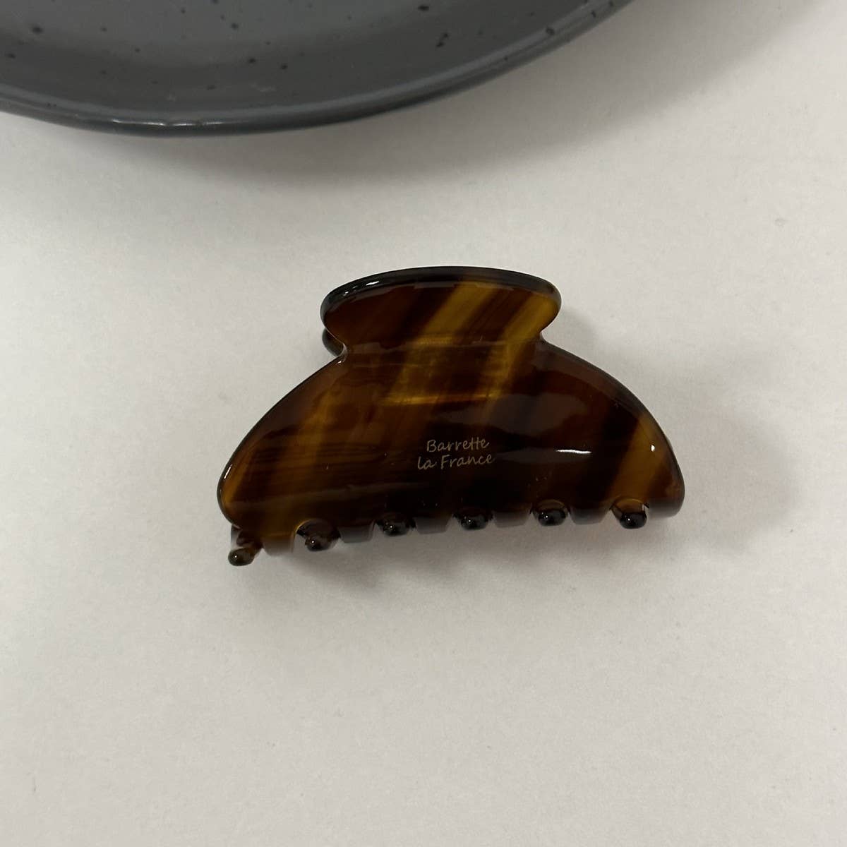 VERSATILE CANDY-COLORED HALF-TIED SHARK HAIR CLIP: BROWN