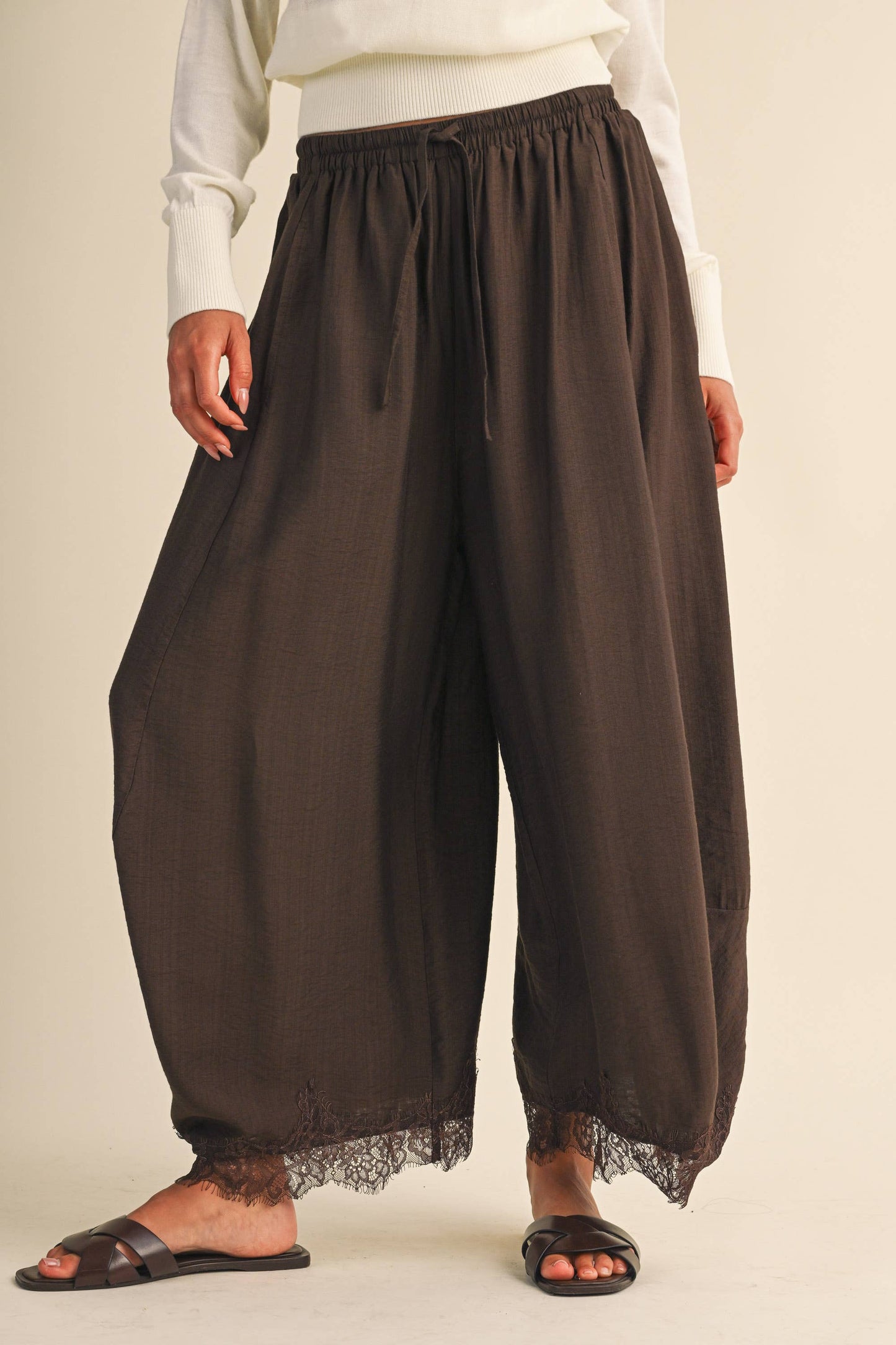 IP1541 BARREL FIT PANTS WITH LACE TRIM ON THE BOTTOM HEM: DK BROWN / L