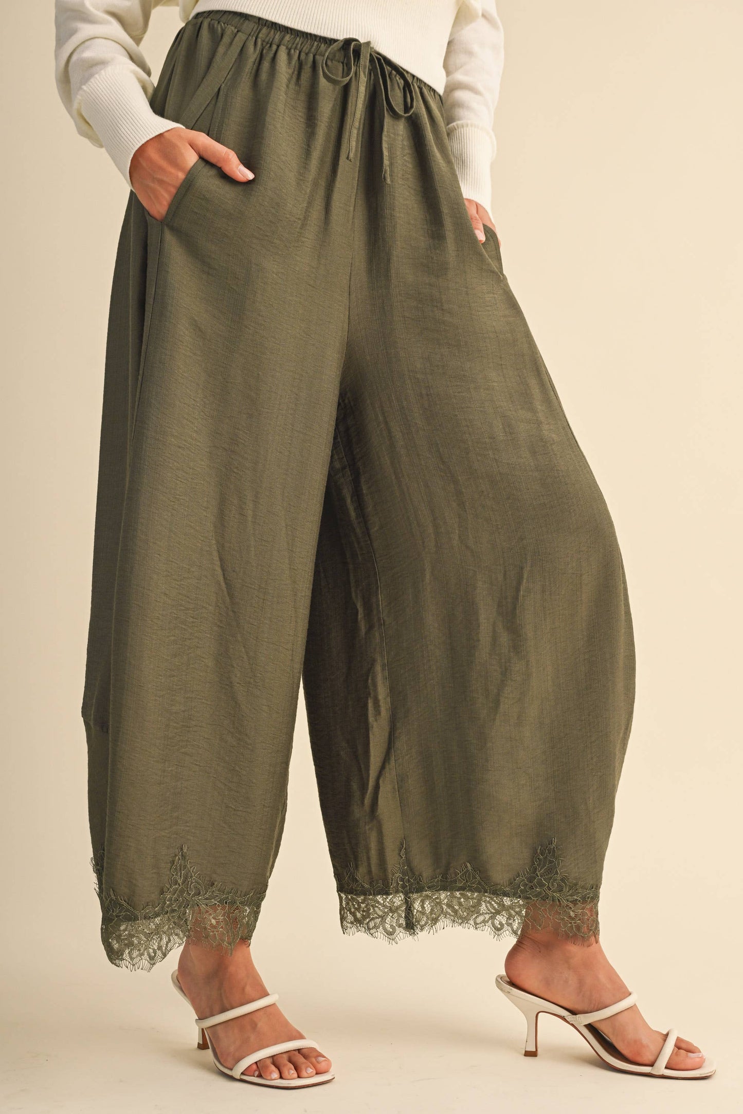 IP1541 BARREL FIT PANTS WITH LACE TRIM ON THE BOTTOM HEM: DK BROWN / L