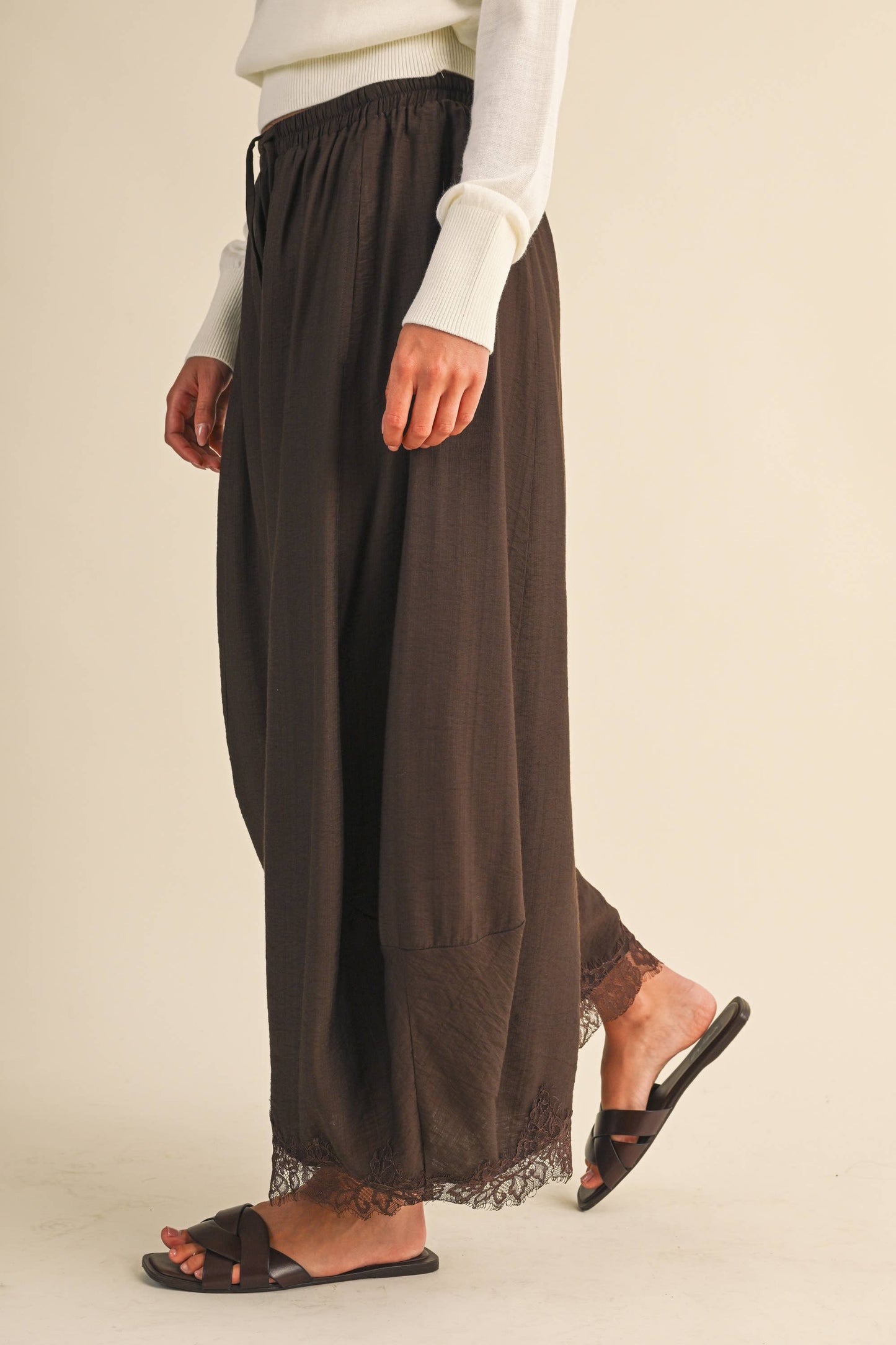 IP1541 BARREL FIT PANTS WITH LACE TRIM ON THE BOTTOM HEM: DK BROWN / L