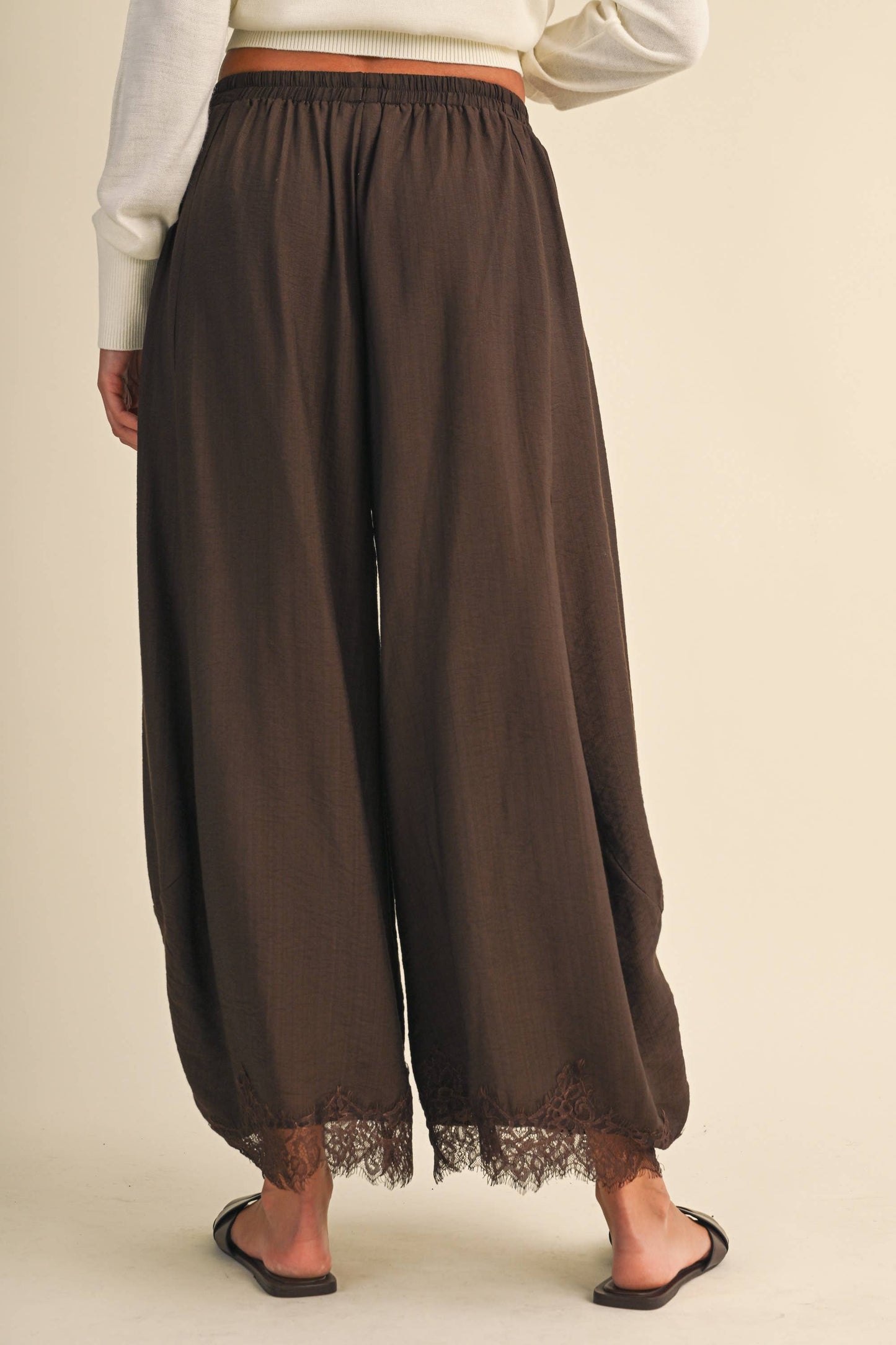 IP1541 BARREL FIT PANTS WITH LACE TRIM ON THE BOTTOM HEM: DK BROWN / L
