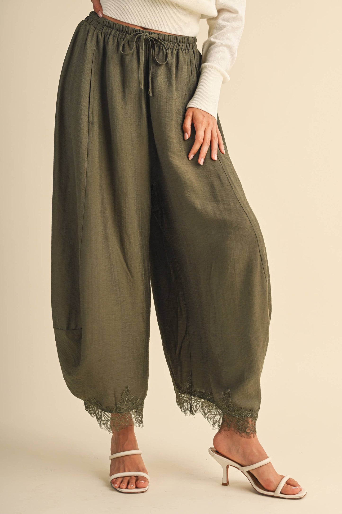 IP1541 BARREL FIT PANTS WITH LACE TRIM ON THE BOTTOM HEM: DK BROWN / L