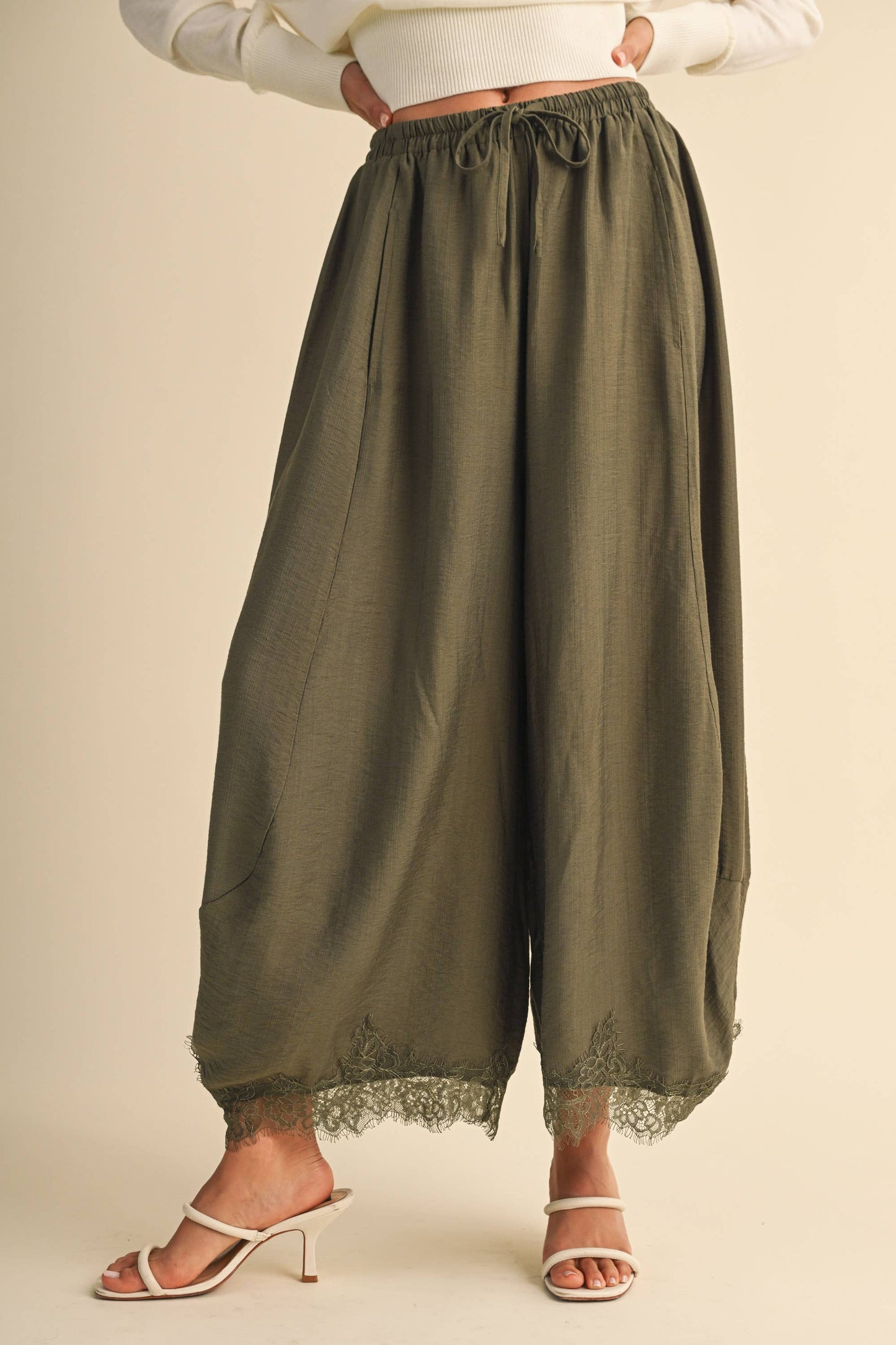 IP1541 BARREL FIT PANTS WITH LACE TRIM ON THE BOTTOM HEM: DK BROWN / L