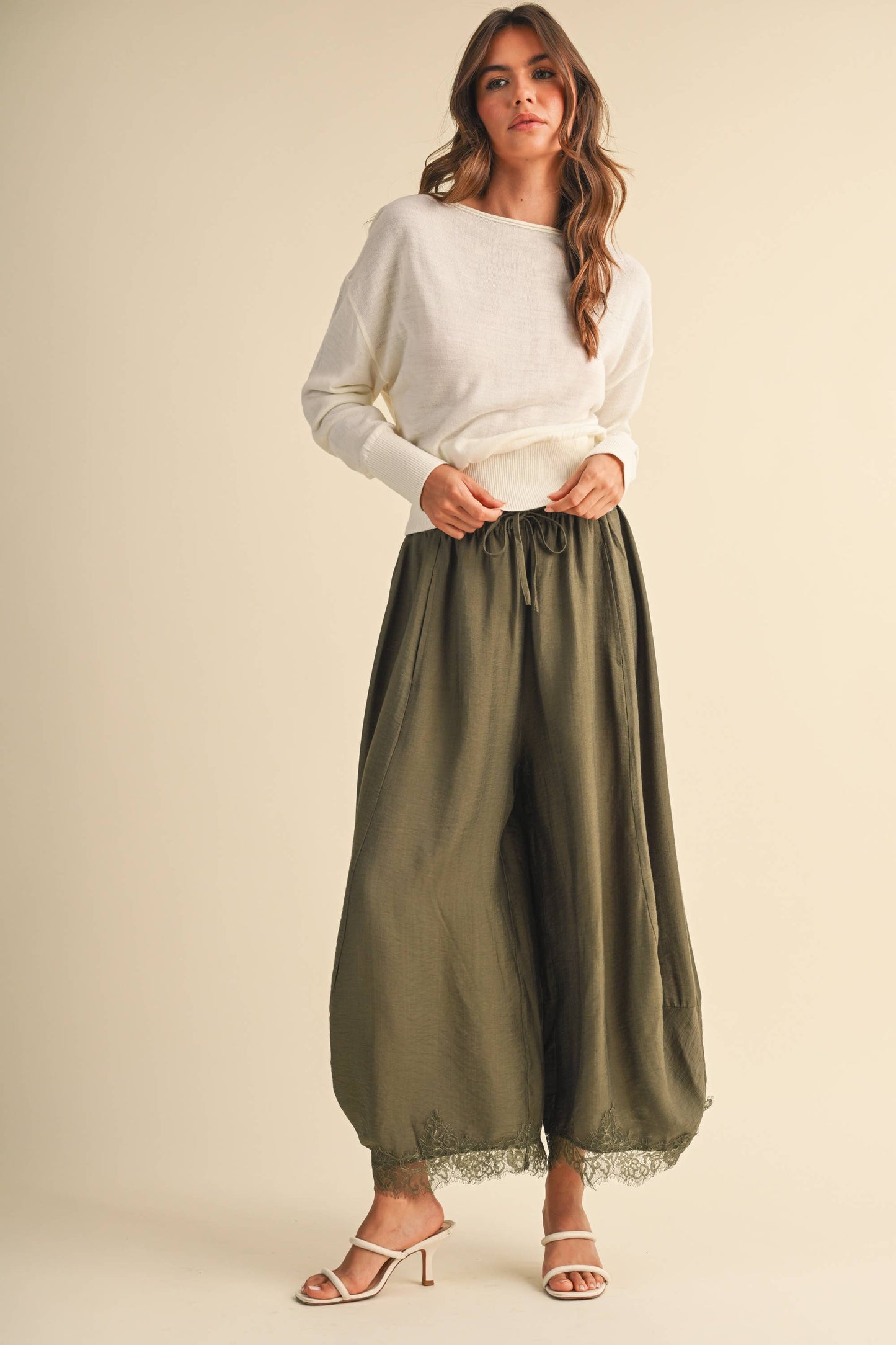 IP1541 BARREL FIT PANTS WITH LACE TRIM ON THE BOTTOM HEM: DK BROWN / L