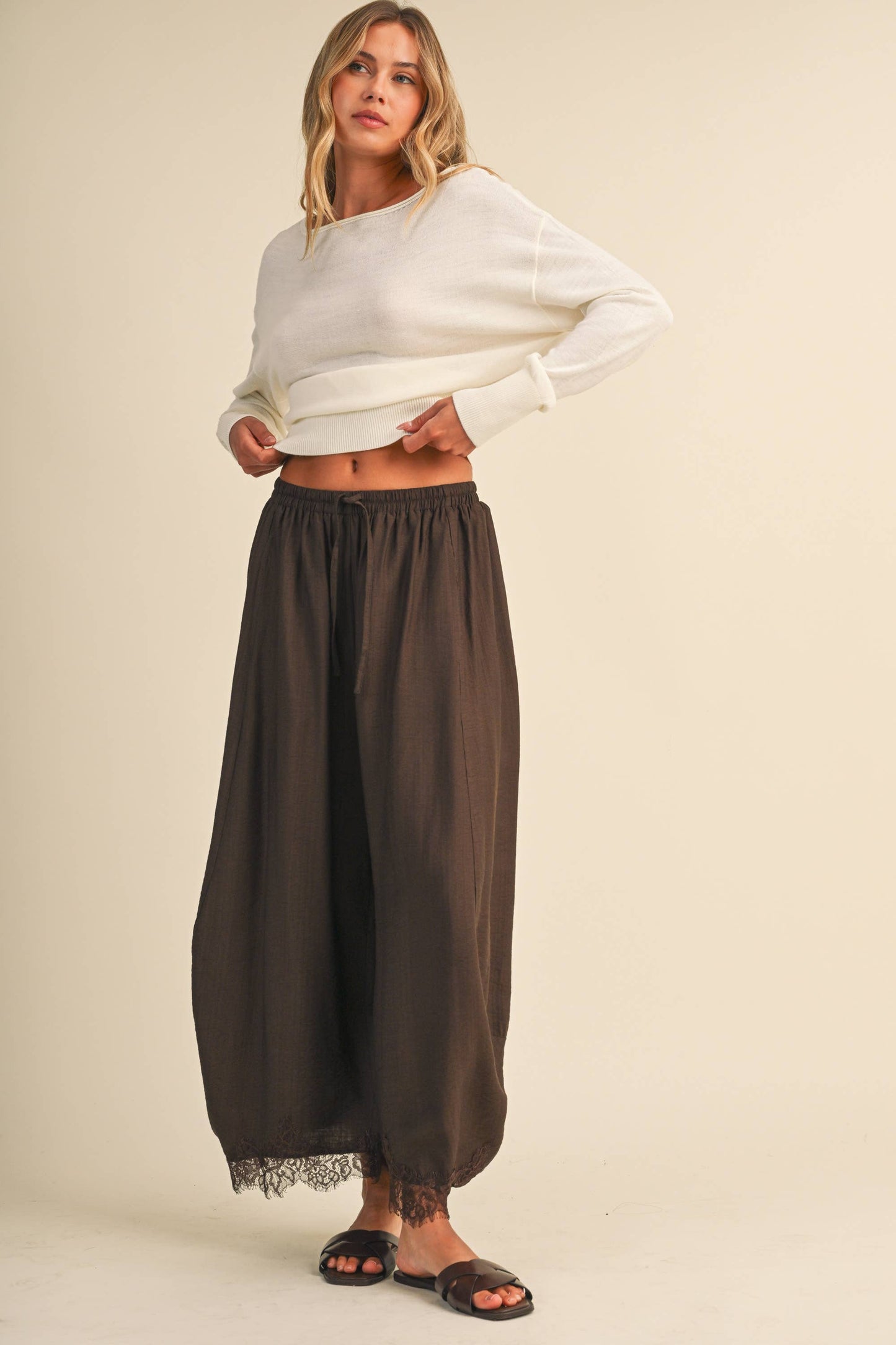 IP1541 BARREL FIT PANTS WITH LACE TRIM ON THE BOTTOM HEM: DK BROWN / L