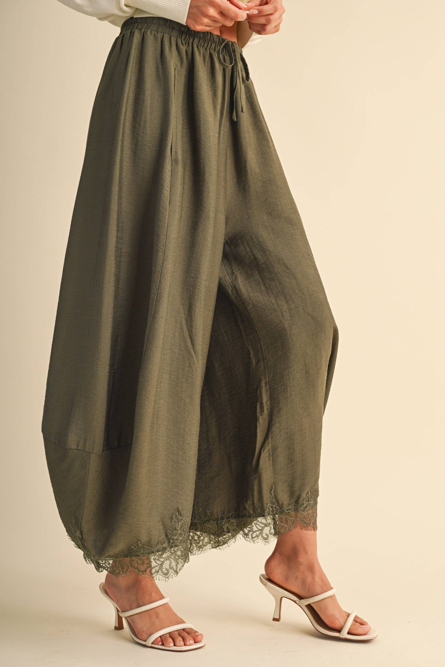 IP1541 BARREL FIT PANTS WITH LACE TRIM ON THE BOTTOM HEM: DK BROWN / L