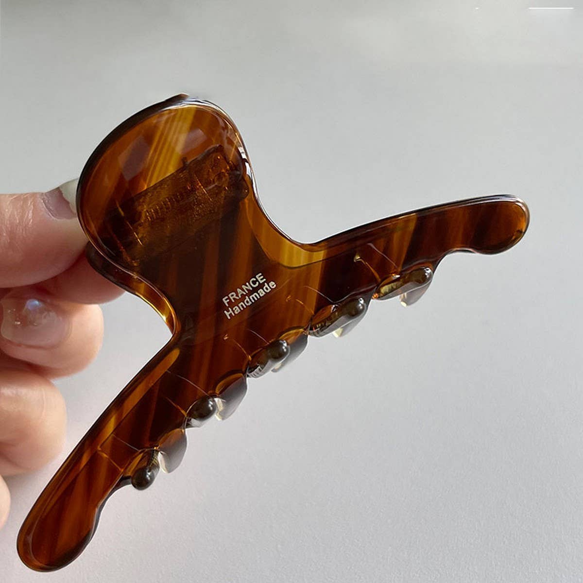 RETRO TEMPERAMENT CARAMEL LINE CLIP SHARK CLIP