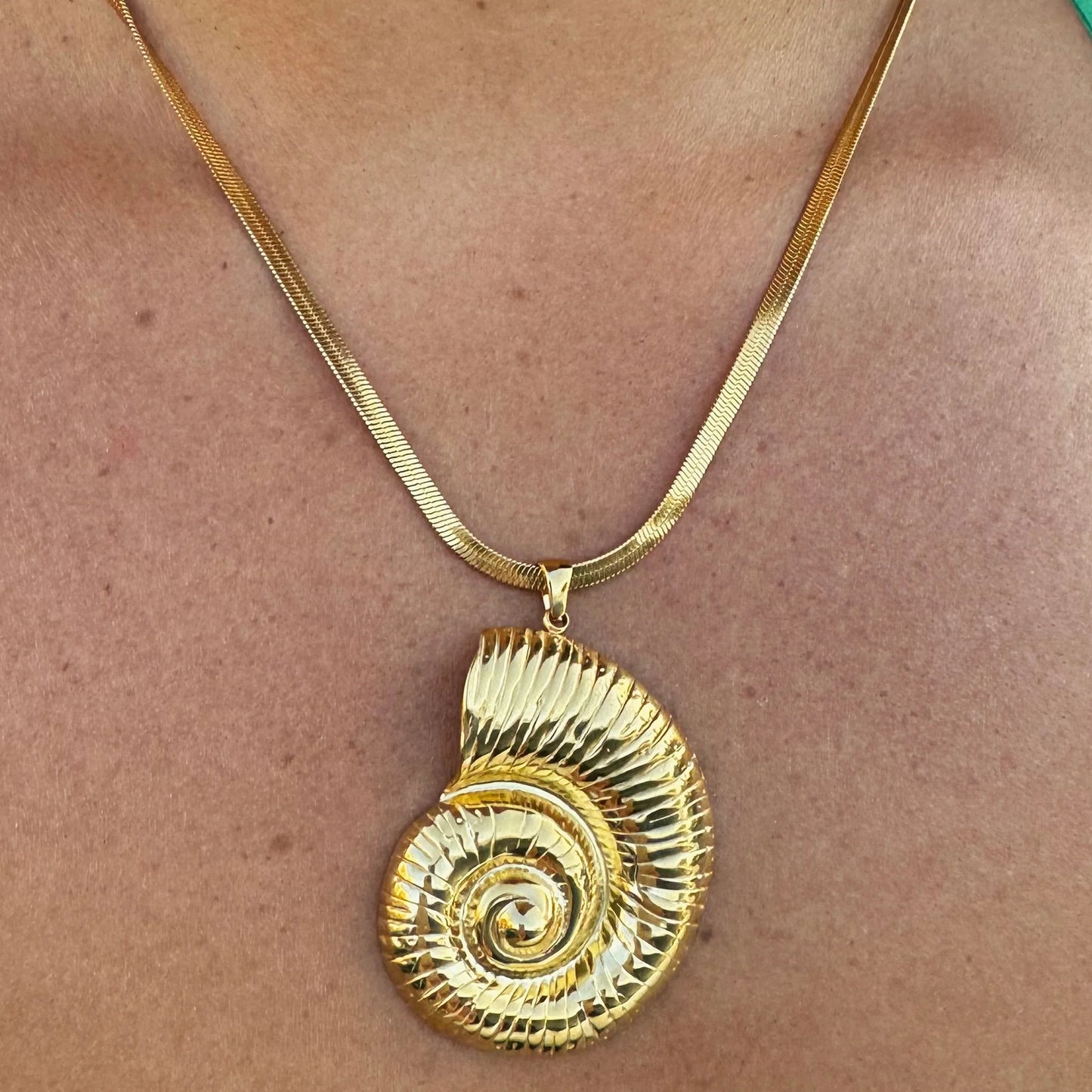 Elle Conch Shell Herringbone Necklace