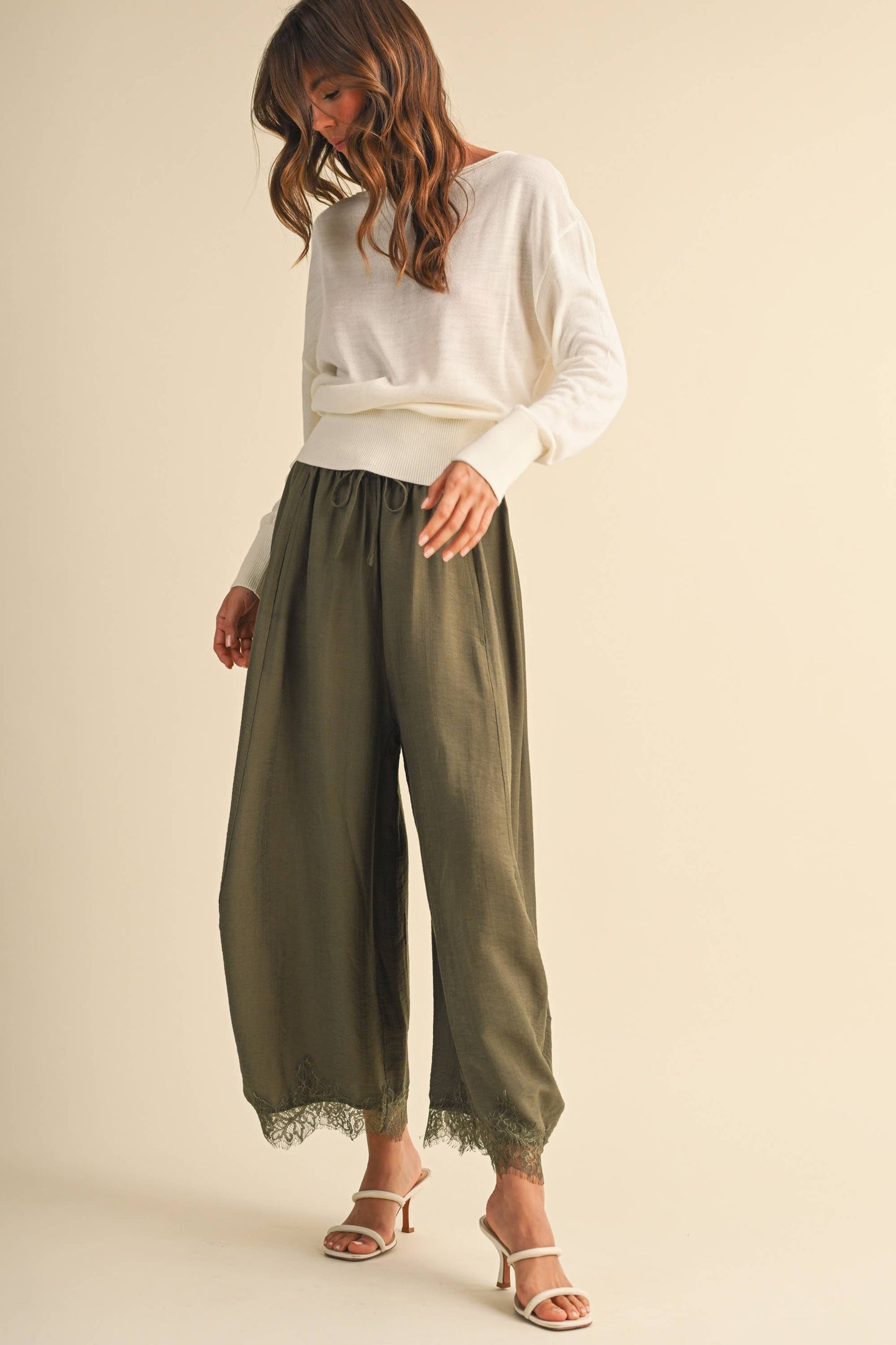 IP1541 BARREL FIT PANTS WITH LACE TRIM ON THE BOTTOM HEM: DK BROWN / L