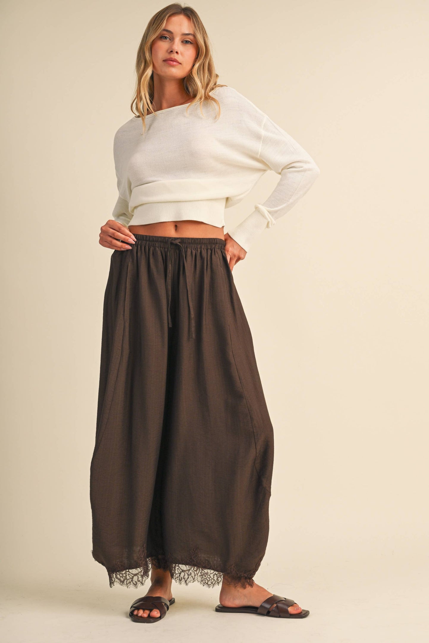 IP1541 BARREL FIT PANTS WITH LACE TRIM ON THE BOTTOM HEM: DK BROWN / L