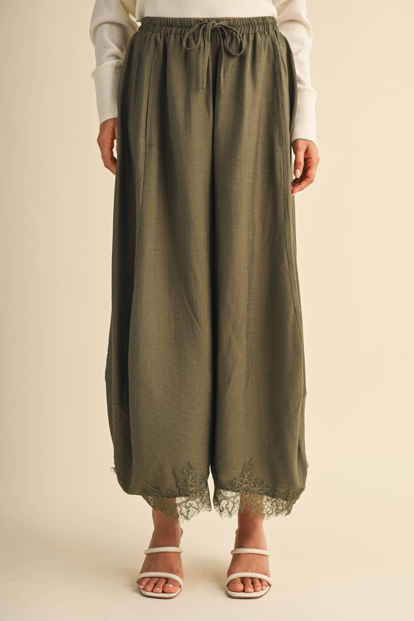 IP1541 BARREL FIT PANTS WITH LACE TRIM ON THE BOTTOM HEM: DK BROWN / L