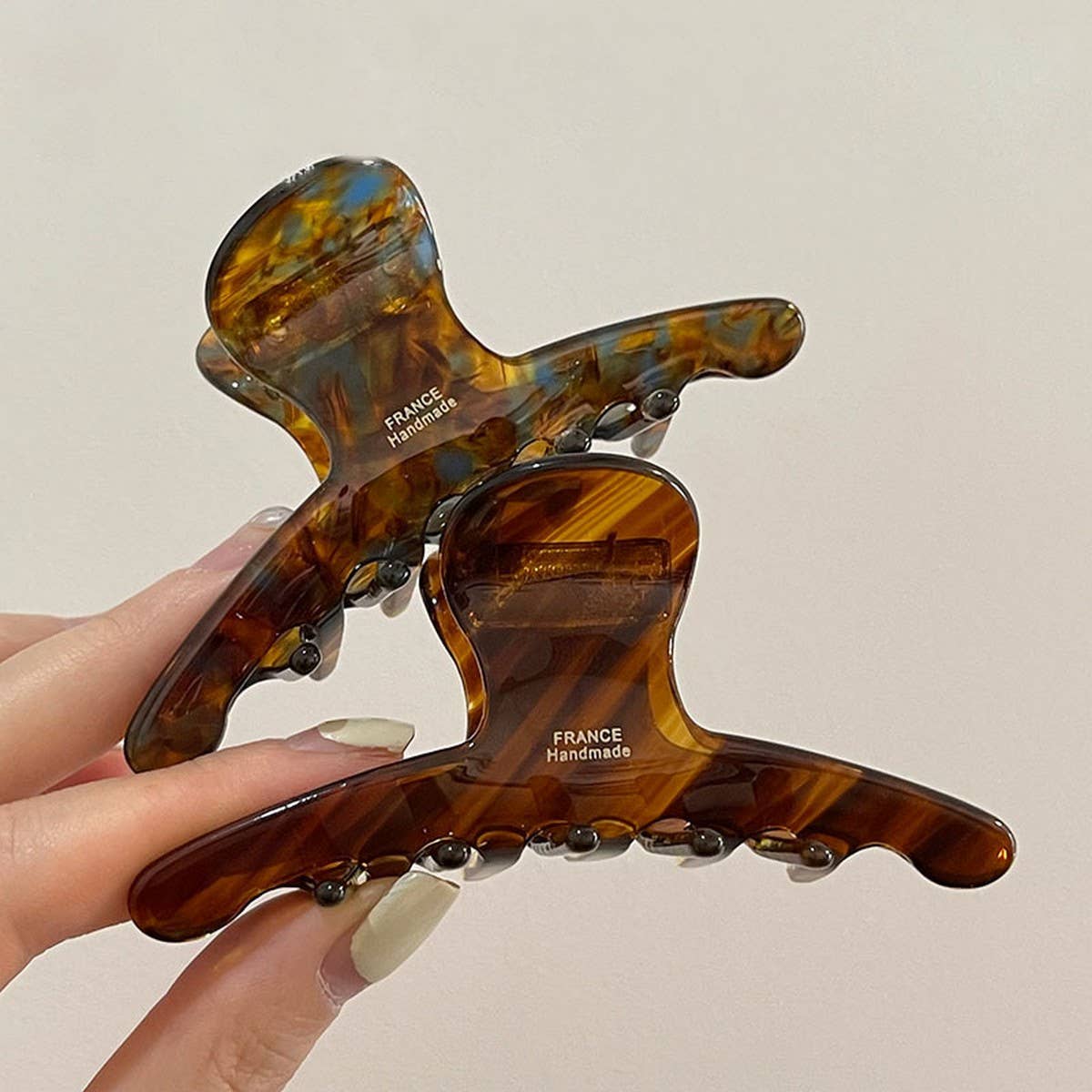 RETRO TEMPERAMENT CARAMEL LINE CLIP SHARK CLIP